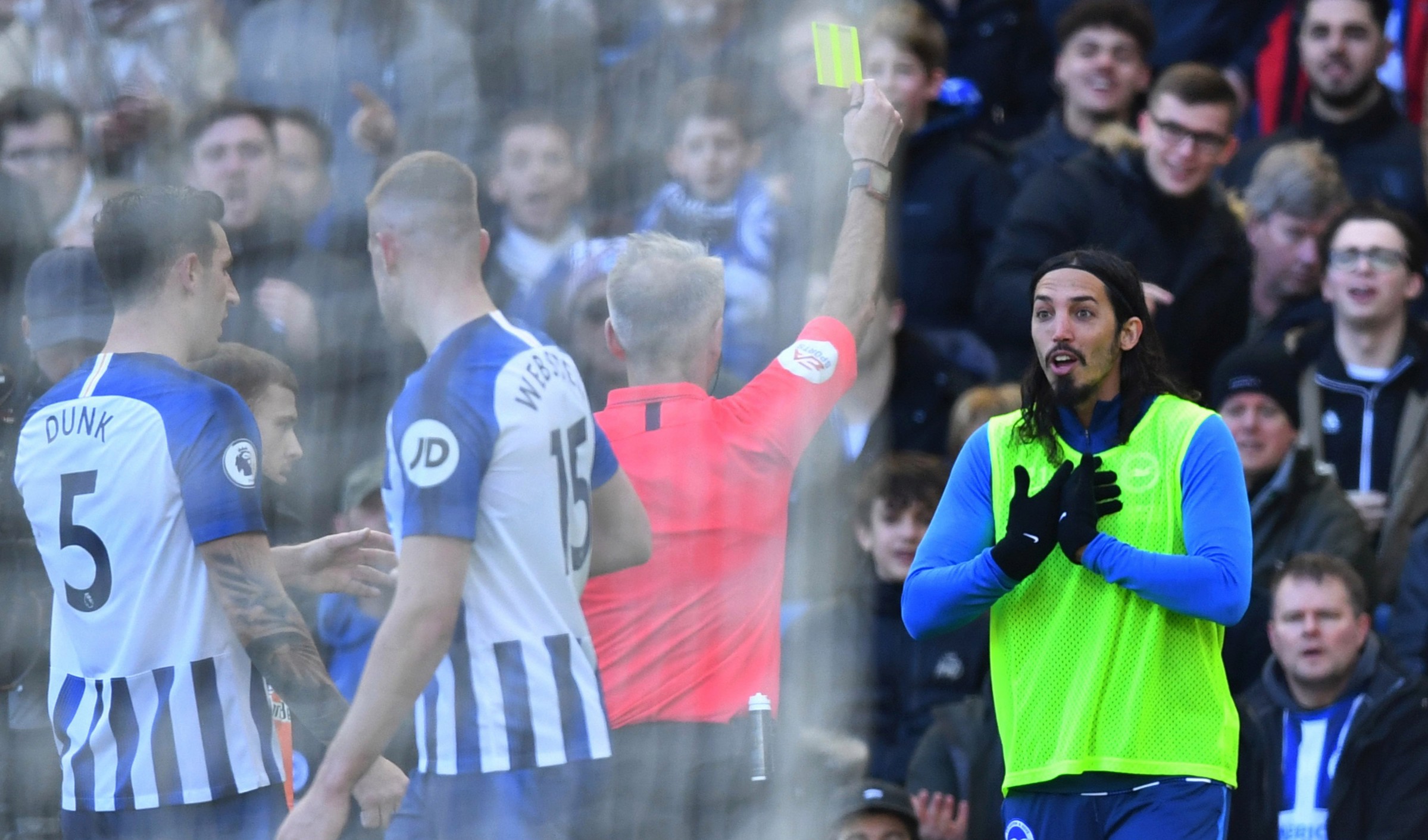 Hy hữu Premier League: Cầu thủ nhận thẻ vàng dù không ra sân