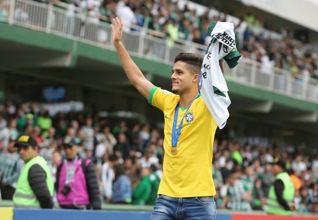 Man City quá nhanh, thâu tóm 'Alves đệ nhị' bằng hợp đồng 5 năm