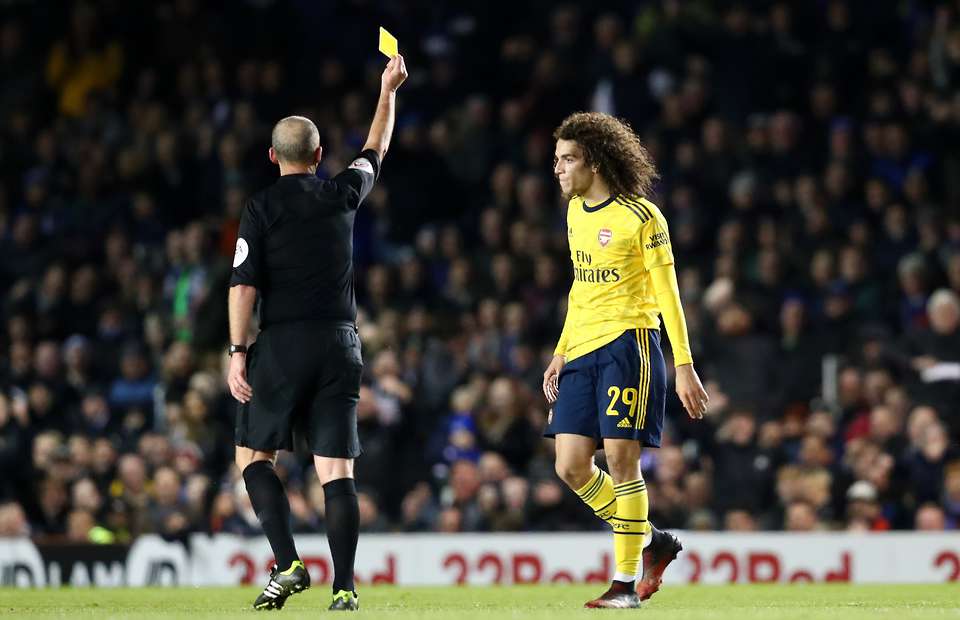 Sao trẻ Arsenal bị thẻ vàng vì lý do khó đỡ