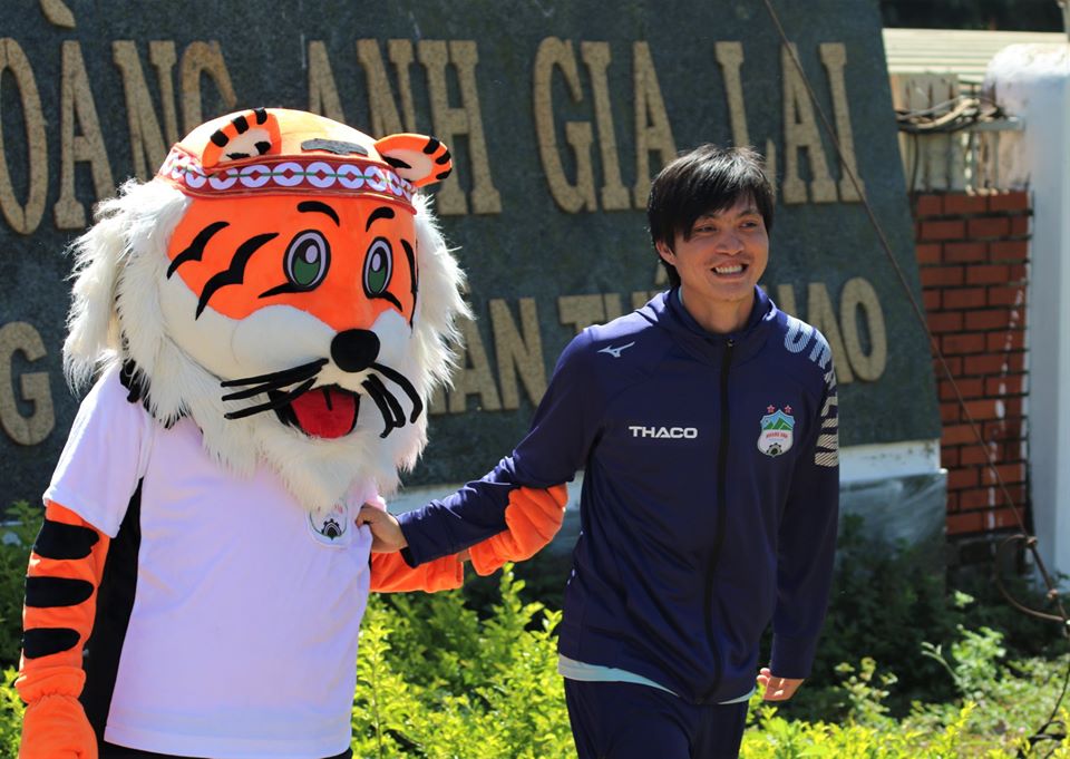 Tuấn Anh ôm ghì lấy "chú Hổ", HAGL sẵn sàng cho diện mạo mới tại V-League 2020