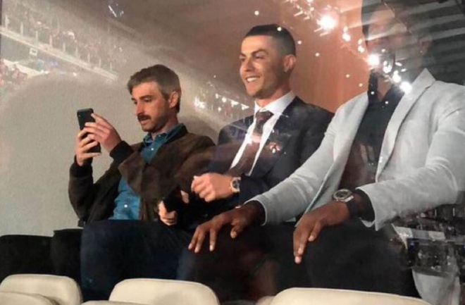 Ảnh bài viết Về Bernabeu xem El Clasico, Ronaldo có hành động lạ khiến CĐV Real phát sốt