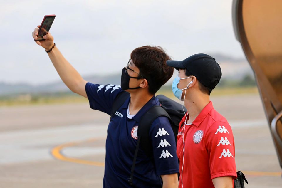 Công Phượng tạo kiểu "selfie", CLB TP.HCM "diện" khẩu trang trên đường đến Quảng Nam