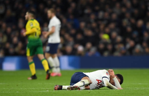 Mourinho: "2 cầu thủ Tottenham bảo tôi thay ra khỏi sân ngay lập tức"