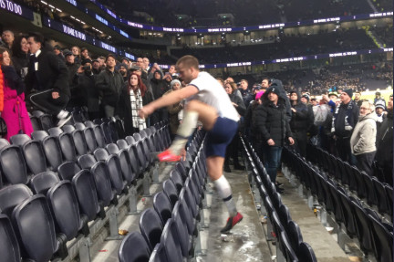 Tottenham bị loại, Dier lên khán đài "ăn thua" với CĐV