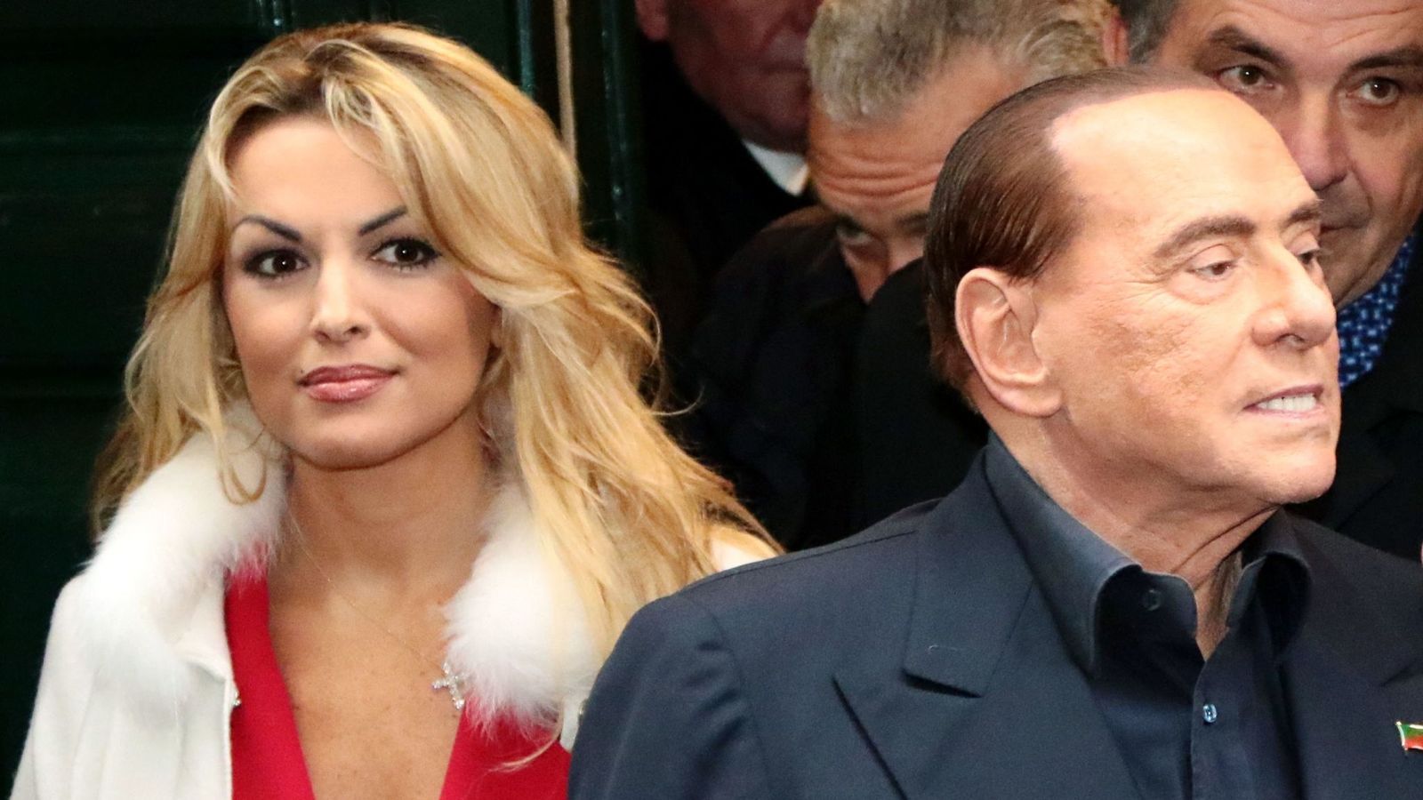 Bỏ bạn gái lâu năm, "bố già" Berlusconi hẹn hò người đẹp kém 53 tuổi