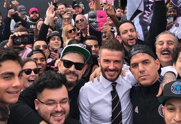 "Đẹp trai" như Beckham, chi "núi tiền" đưa 16 hộ gia đình sang Mỹ xem bóng đá