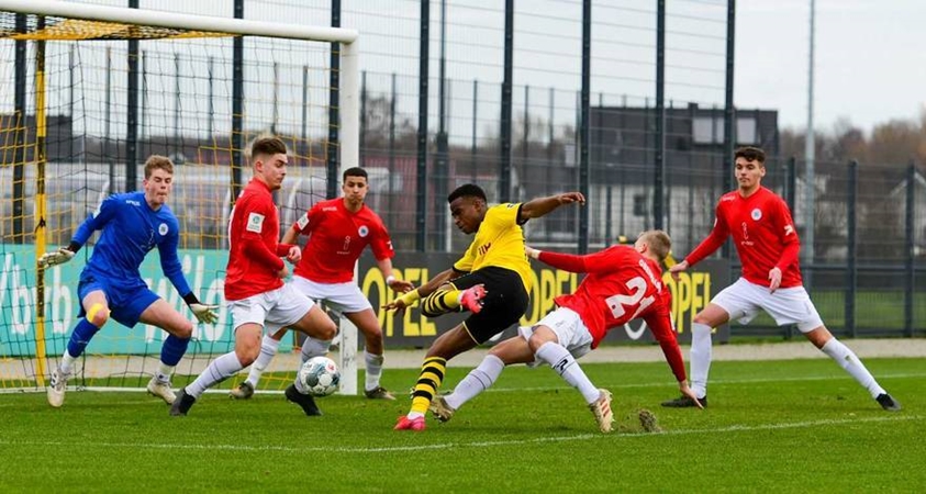 Quên Haaland đi, "thần đồng 15 tuổi" của Dortmund vừa làm điều kinh hoàng