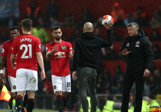 Ảnh bài viết Fernandes ra dấu kêu Pep 'im miệng', Solskjaer phản ứng gây sốc