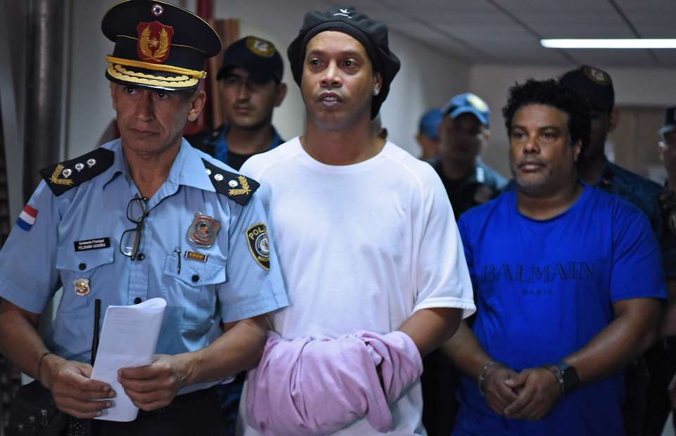 Bị bỏ tù, Ronaldinho vẫn xỏ giày đá bóng?