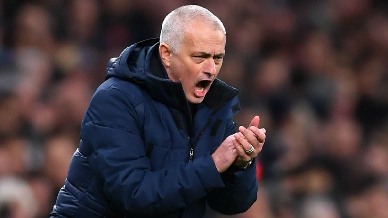 "Mourinho cần phải cầu nguyện điều đó đến với Man City"