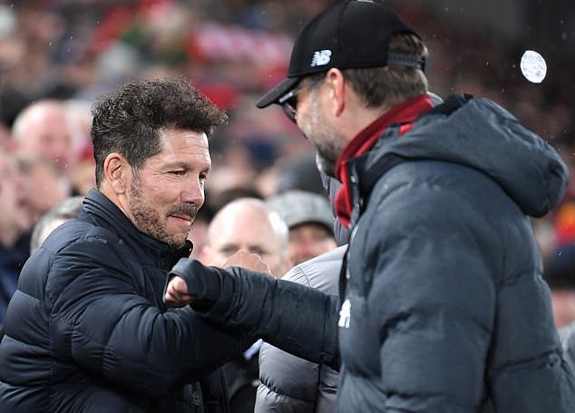 Ảnh bài viết SỐC! Xin bắt tay, CĐV Liverpool bị Klopp chửi thẳng mặt