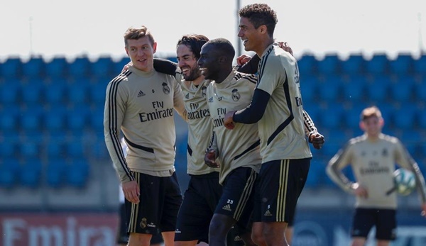 "Toang" gần nửa đội hình và đây là phản ứng của dàn sao Real Madrid