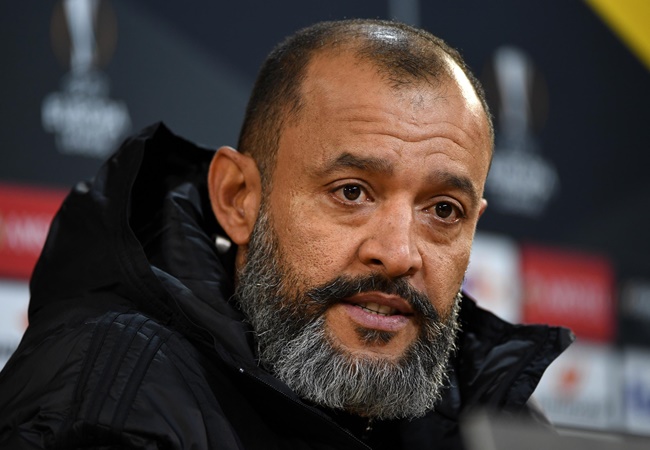 HLV Wolves điên tiết: 'Vô lý. Mọi người đã chết và đang chết dần'