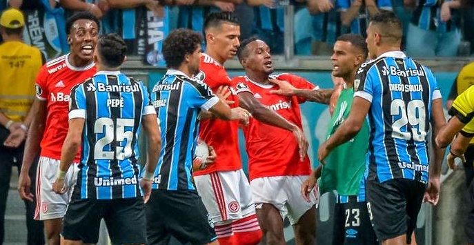 SỐC! Đấm nhau đầy bạo lực, 2 ông lớn Brazil nhận 8 thẻ đỏ