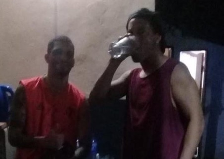 SỐC! Ronaldinho thoải mái uống rượu trong tù