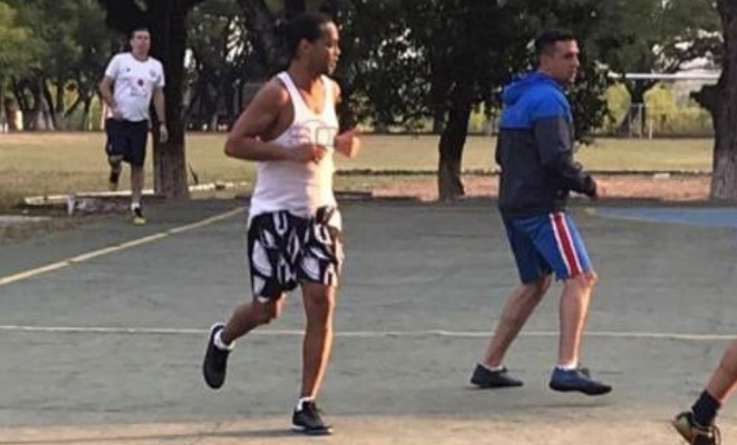 CHOÁNG! Ronaldinho ghi 5 bàn, vô địch giải futsal trong tù