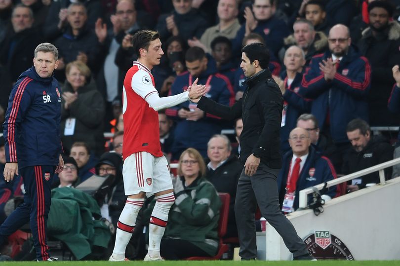 Ảnh bài viết Giữa tâm bão COVID-19, Ozil có hành động "điểm 10"