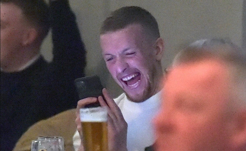 Ảnh bài viết CHOÁNG: Có đồng đội nghi nhiễm corona, thủ môn Everton vẫn tham dự sự kiện đông người