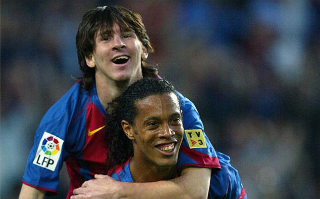 Không có chuyện Messi ra tay cứu giúp Ronaldinho