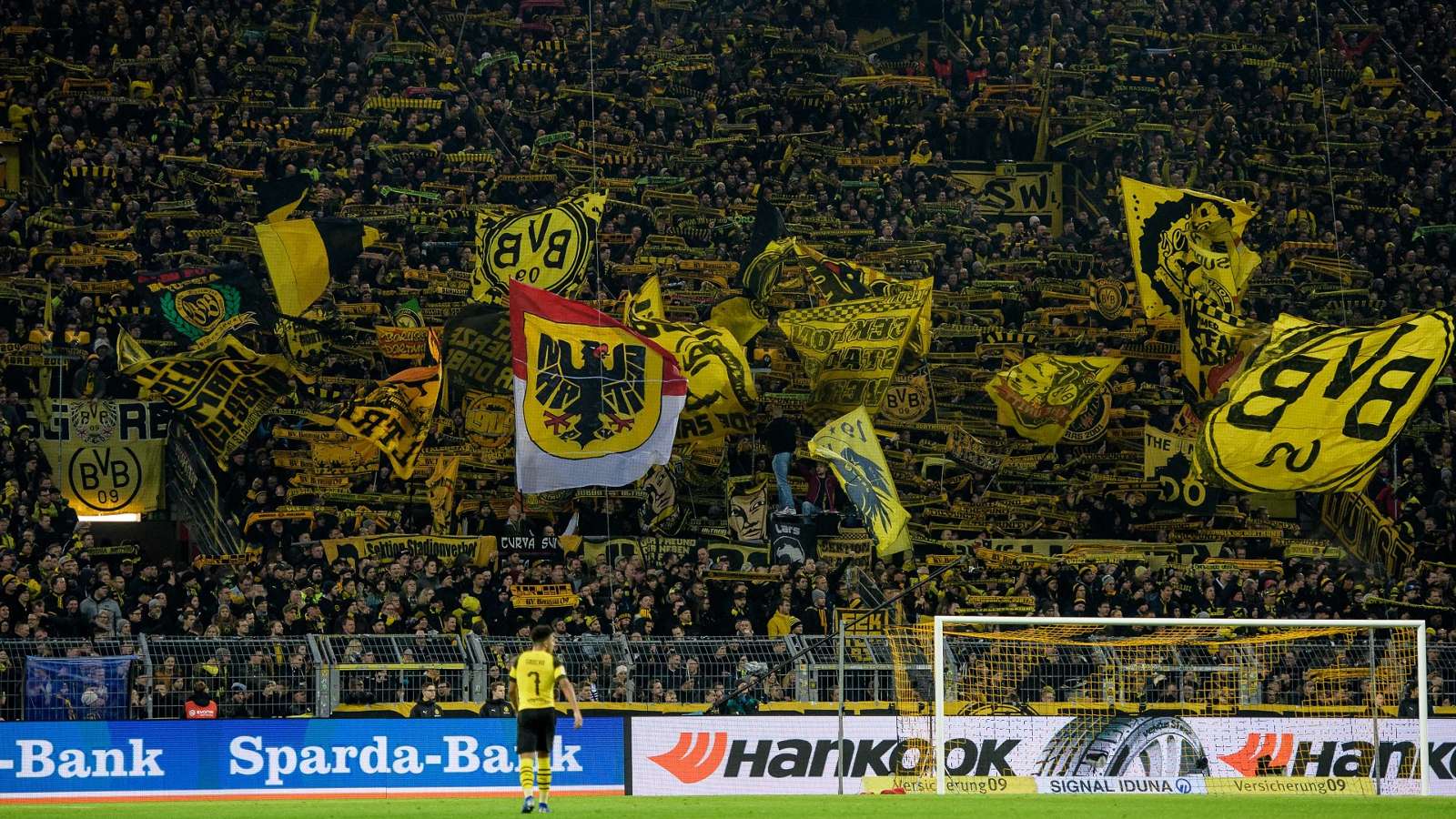 CĐV Dortmund làm một cử chỉ đầy tính nhân văn vào thời điểm Corona bùng phát