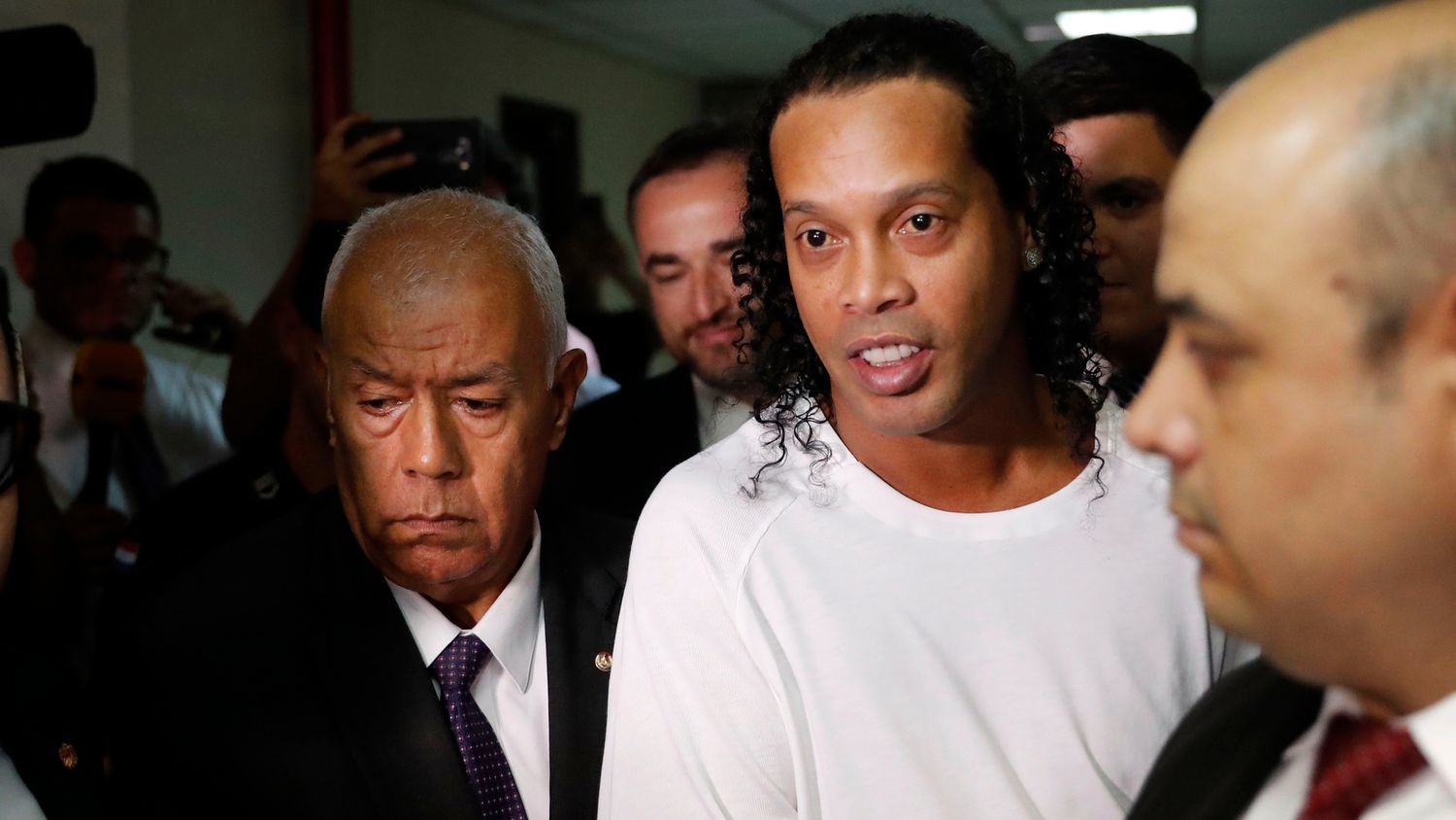 Dâng 1,4 triệu euro cho nhà tù, Ronaldinho vẫn dở khóc dở cười 