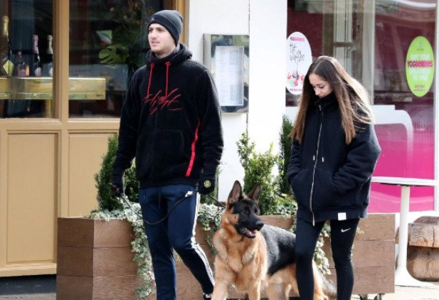 Ảnh bài viết Giữa đại dịch, sao Man Utd vẫn tung tăng dắt chó đi dạo