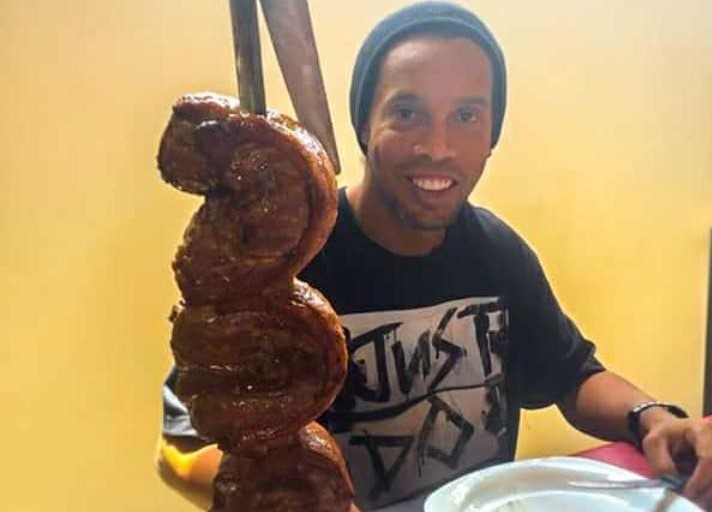 Người hâm mộ ghen tị với sinh nhật trong tù của Ronaldinho
