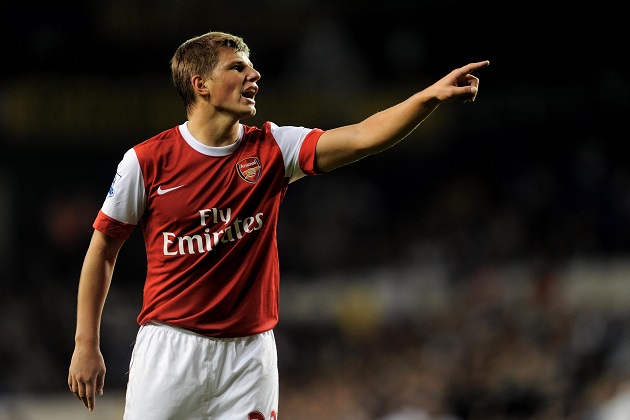 Cựu sao Arsenal: "Hãy đọc sách, làm bài tập, đừng lười biếng"