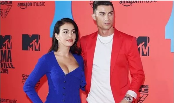 Ảnh bài viết Bạn gái Ronaldo: “Những anh hùng thực sự không mặc áo choàng”