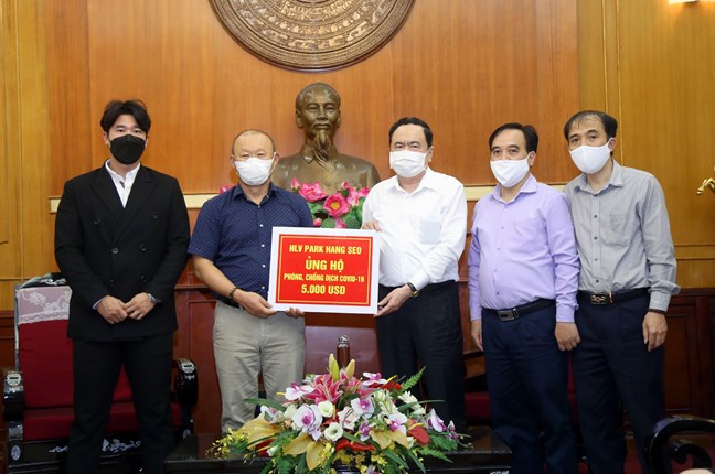 Ảnh bài viết HLV Park Hang-seo “tiếp sức” cho cuộc chiến chống dịch Covid-19