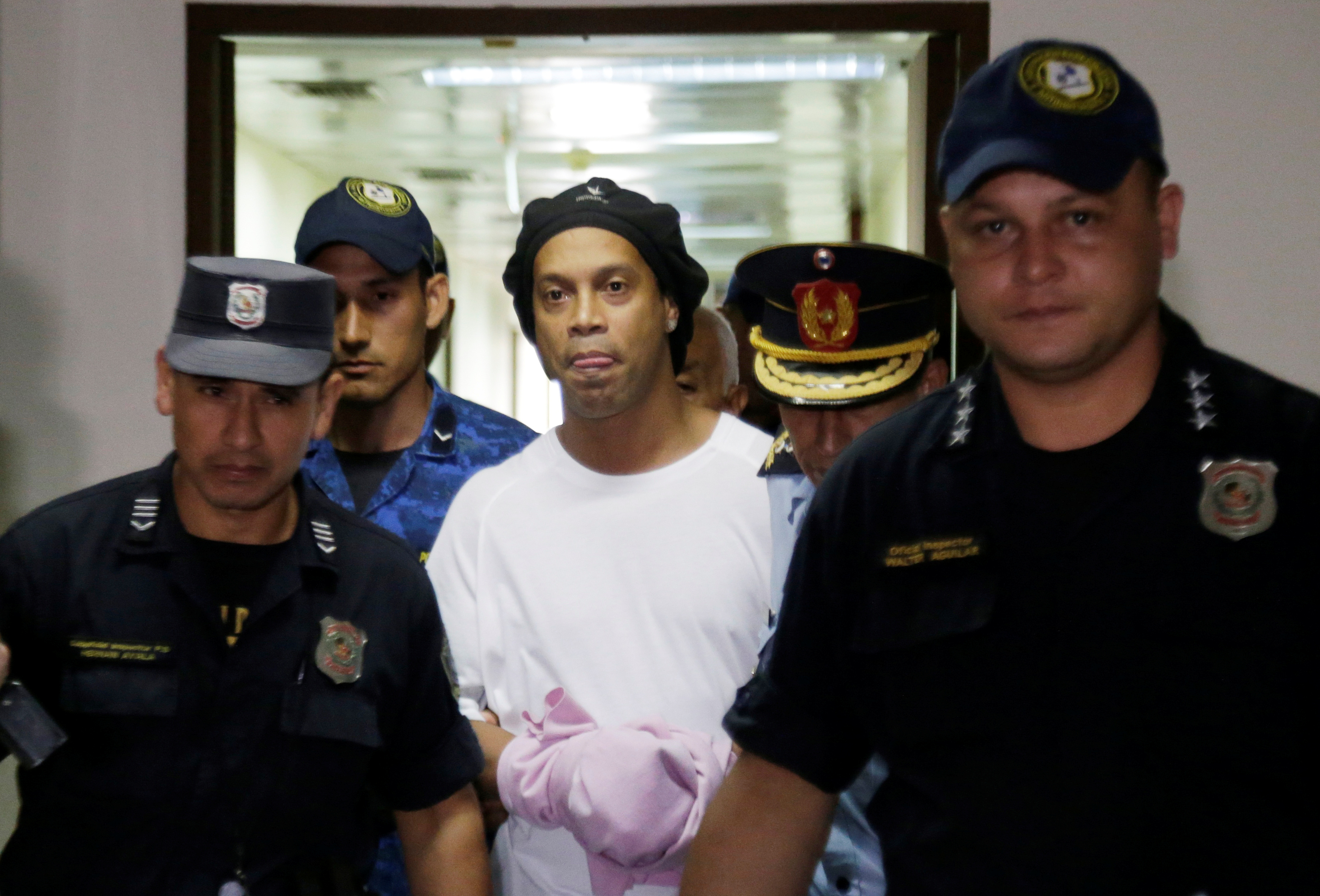 Vì COVID-19, Ronaldinho nhận thêm tin không vui trong nhà tù Paraguay