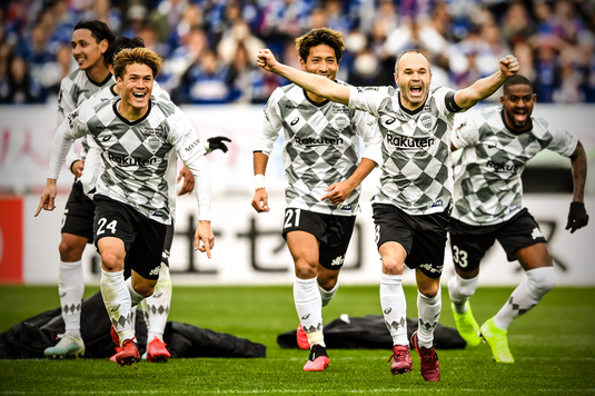 CHÍNH THỨC: Đồng đội của Iniesta dương tính với COVID-19