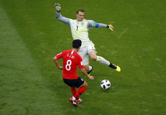 'Cực chất' với đội hình toàn thủ môn: Có Alisson; Neuer đá ở đâu?