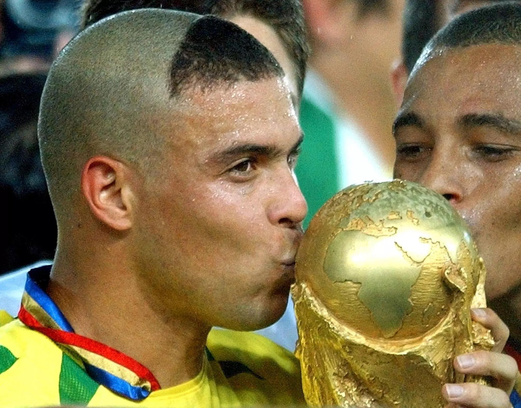 13 máy làm bàn vĩ đại nhất lịch sử World Cup: Nước mắt sư tử, không Messi - CR7