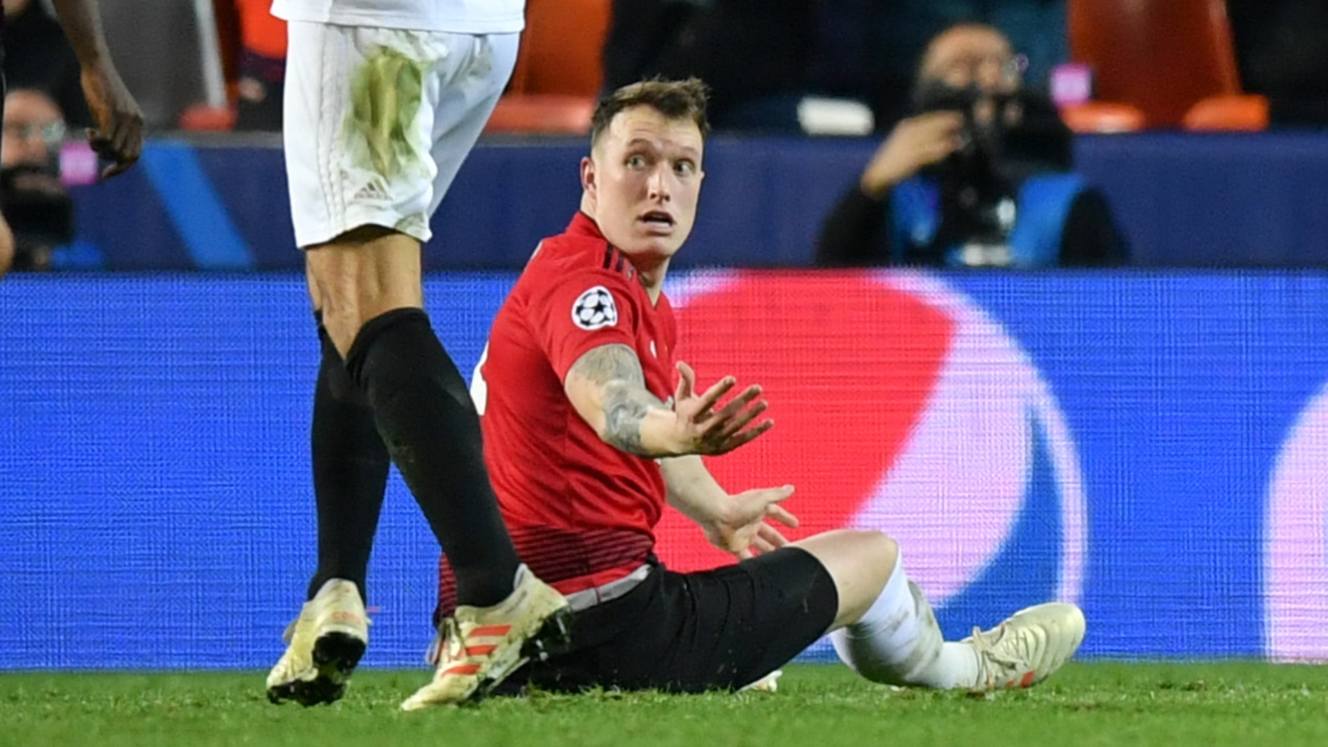 Ảnh bài viết Pogba lên tiếng xin lỗi Phil Jones