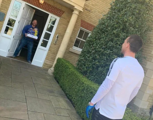 Huyền thoại Chelsea tự tay mang đồ ăn tới từng nhà người dân thành phố