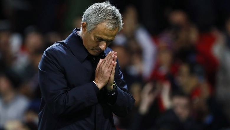 Bị Tottenham sờ gáy, Mourinho phải công khai xin lỗi