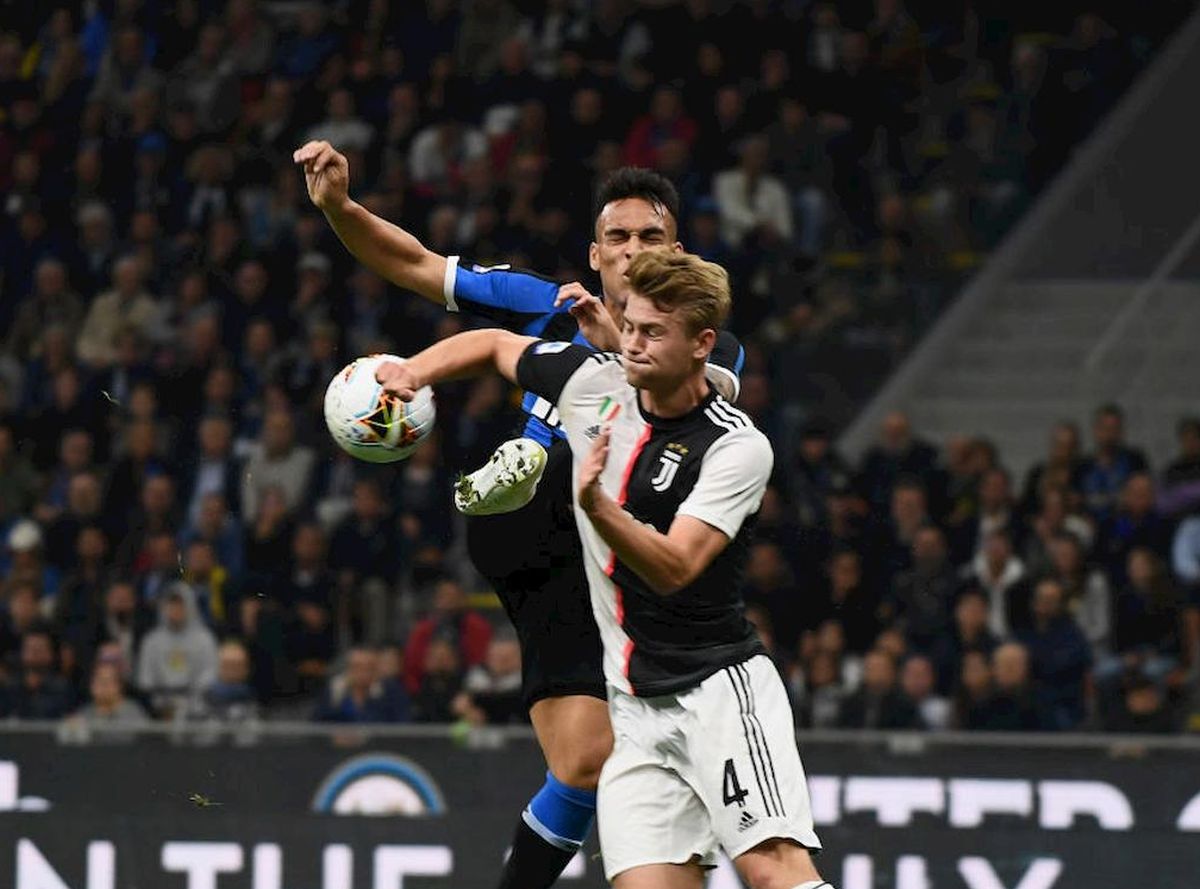 Ảnh bài viết De Ligt: 'Cánh tay tôi như có nam châm hút bóng'