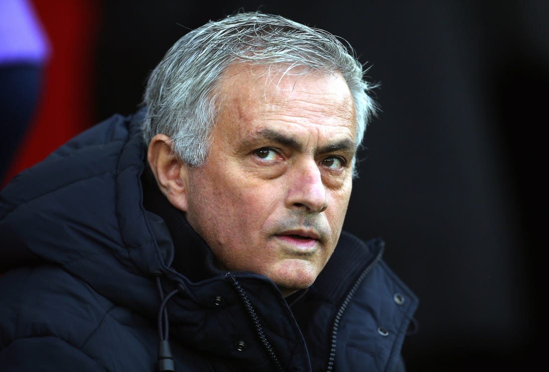 "Ngày Mourinho rời đi, 3 cầu thủ Chelsea đó đã khóc trên sàn nhà"