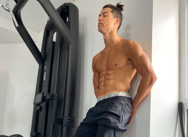 Không đá bóng, Ronaldo lôi 2 con ra làm tạ