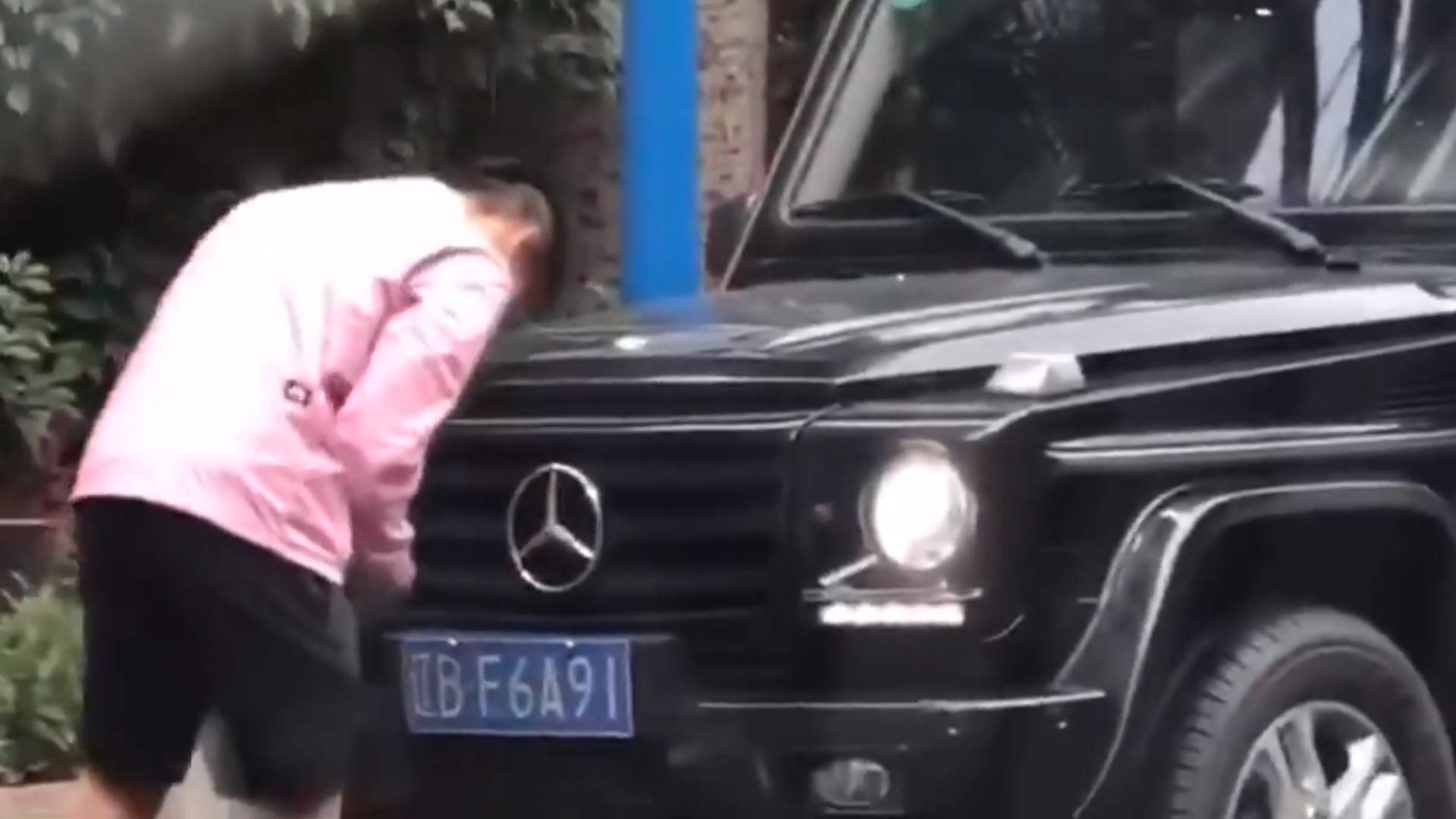Tuyển thủ Trung Quốc bị bắt vì ngang nhiên thay biển số giả trên phố