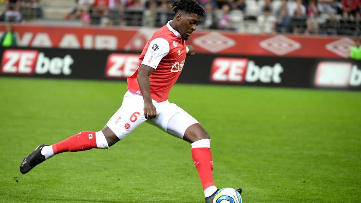 Ảnh bài viết Chi 18 triệu, Arsenal đón "thần đồng phòng ngự" về đá cặp Saliba