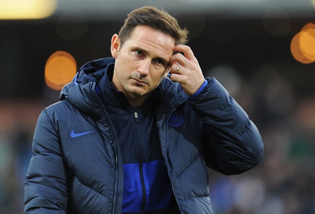 Lampard dẫn vợ và con ra đường giữa mùa dịch, hỏi thăm cảnh sát 