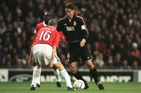 Redondo đánh gót kỹ thuật ở trận đấu với Manchester United