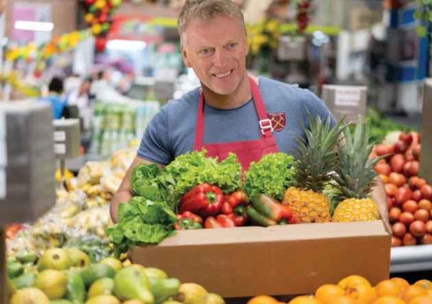 Ảnh bài viết Virus Corona hoành hành, cựu HLV Man Utd đi 'ship' rau, được bo tiền lẻ