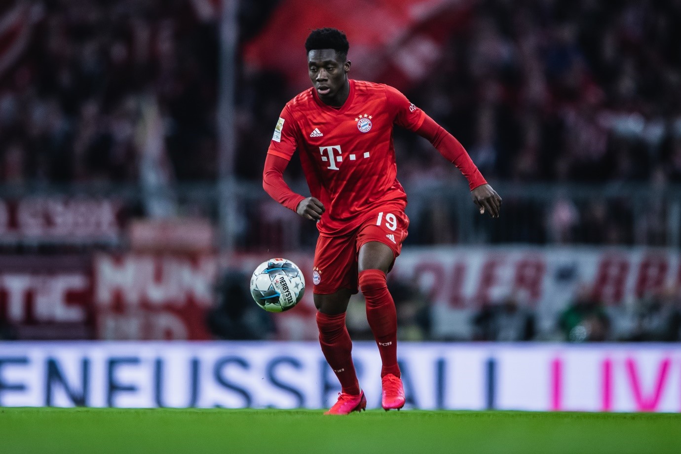 Alphonso Davies: Ngôi sao tương lai của Bayern Munich