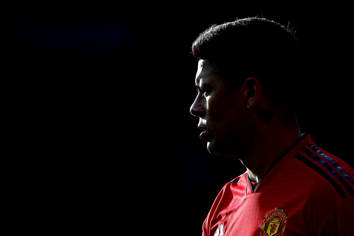 CHOÁNG! 'Kẻ dư thừa' Man Utd hút thuốc phì phèo, tụ tập đánh bài giữa mùa dịch