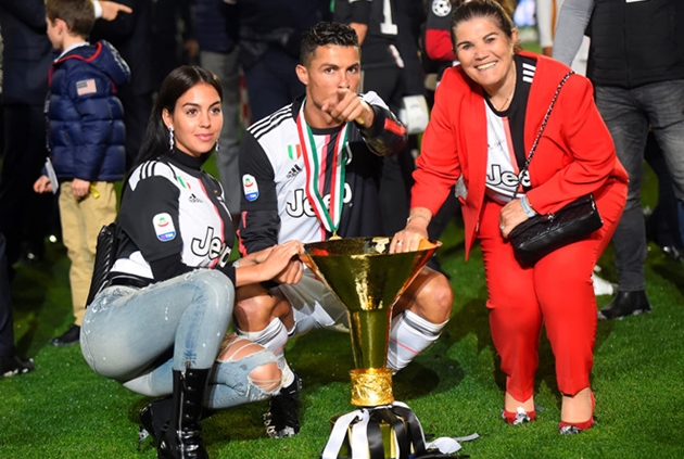 Trước ngày trở về Juventus, Ronaldo chi 100 nghìn euro mua quà tặng mẹ