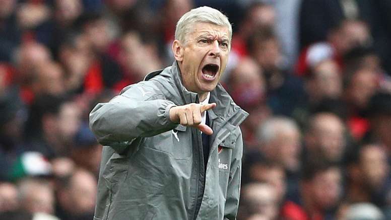 Bảo vệ 'cục cưng', Wenger bảo trợ lý Arsenal im miệng