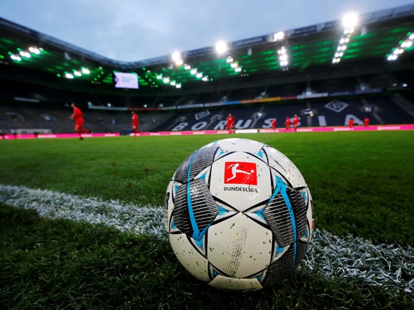 Những điều "cười rớt nước mắt" khi Bundesliga tái xuất